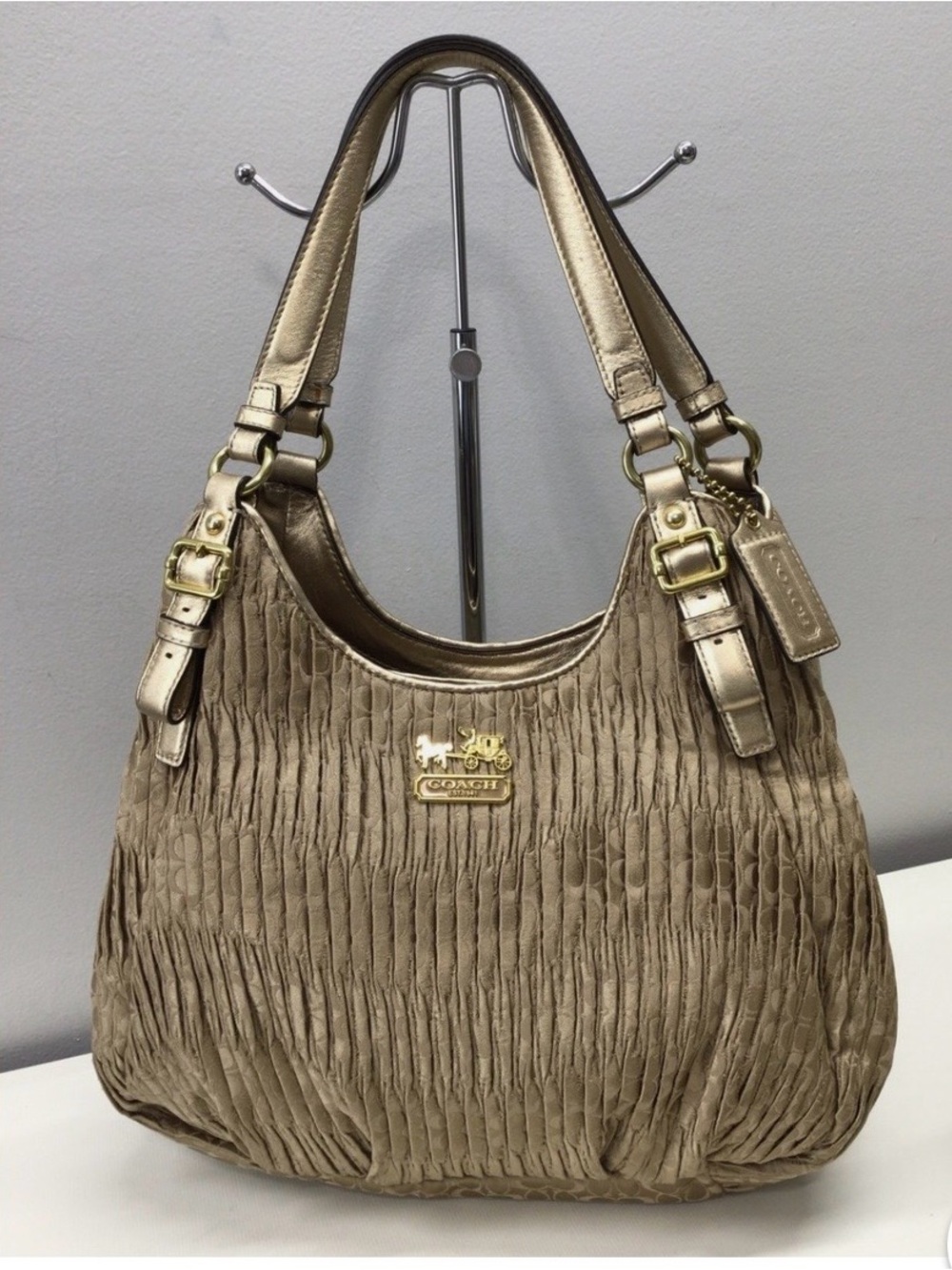 COACH Madison Maggie RUCHED
Signature GOLD Pleated Shoulder bag
HOBO
